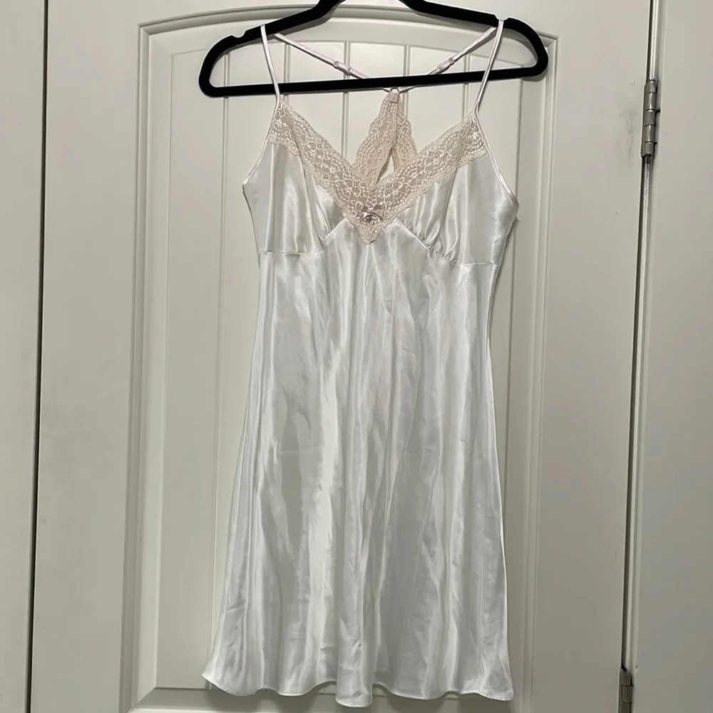 NWOT Linea Donatella Mrs. Embroidered Wrap Robe and Chemise Nightgown Set